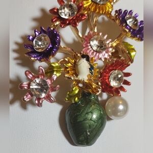 (NEW) Beautiful Multicolor Rhinestone Flowers & Vase Brooch